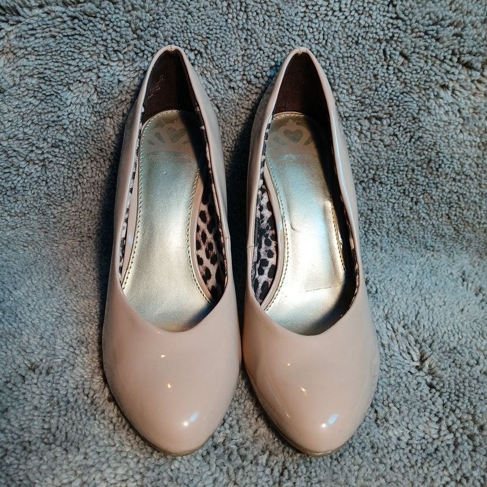 Fergalicious Patent Leather Pumps Nude Light Tan Women's Size 6 New!
